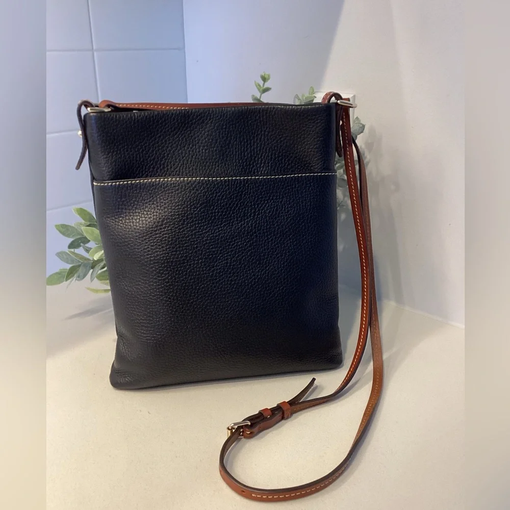 Dooney & Bourke Black Leather Crossbody Bag w Adjustable Strap - Picture 2 of 12